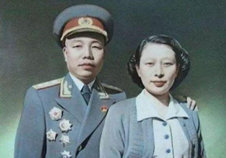 王新兰偶遇毛主席，送她去找肖华，江青：我看看这漂亮的女红军