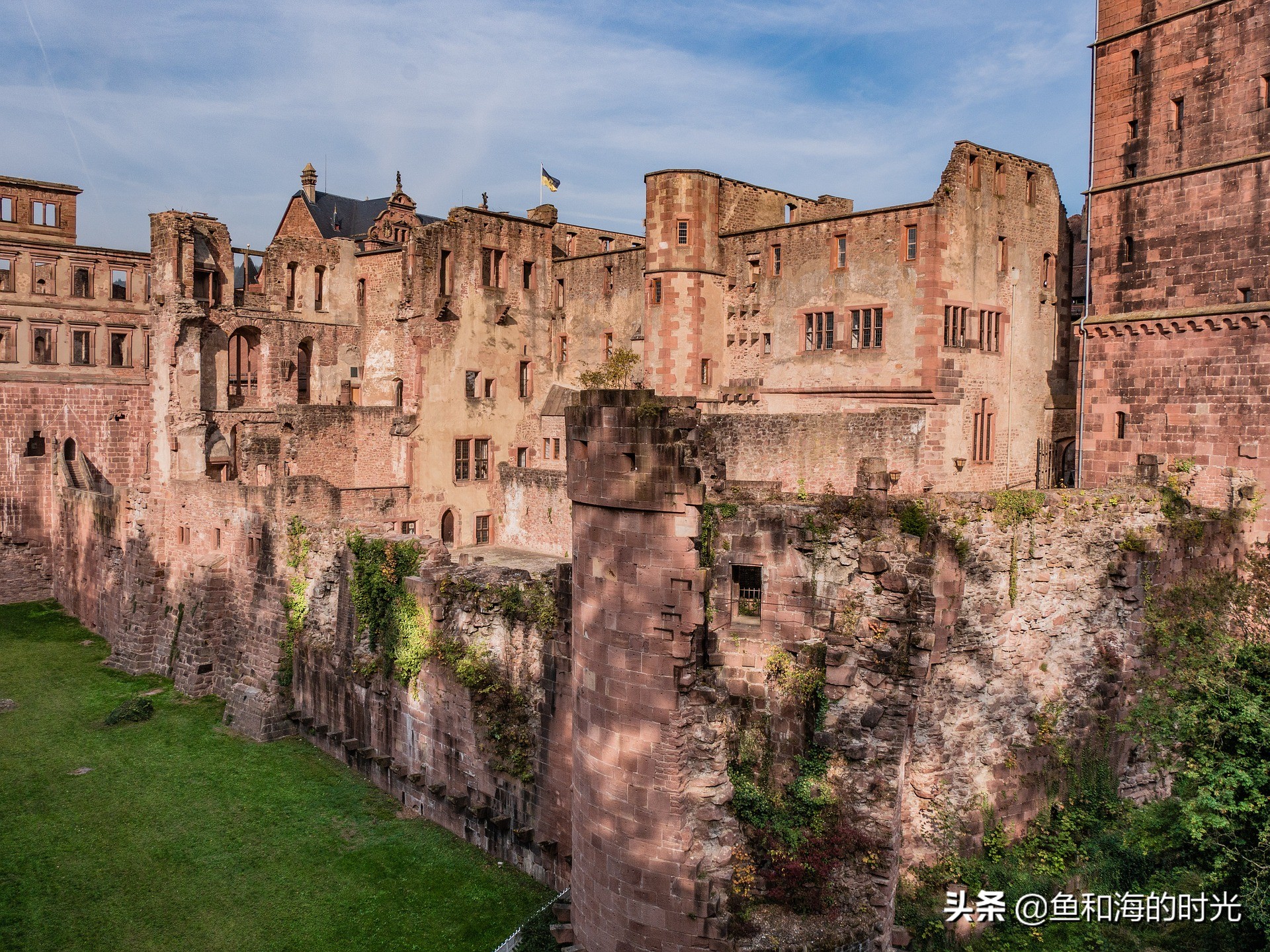 红色砖石堆砌的中世纪海德堡城堡,一砖一瓦都铭刻着几百年的岁月