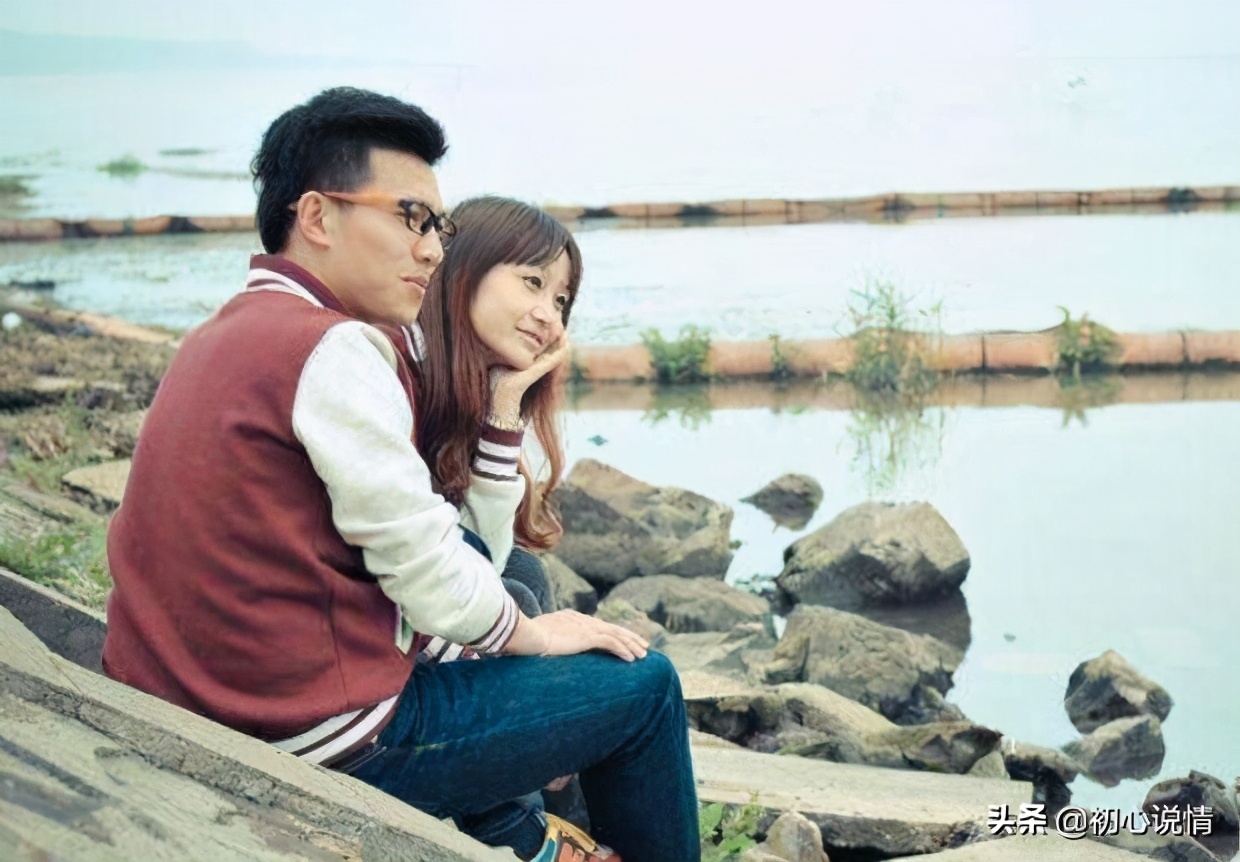 为哄生气女友，大学生下跪磕头求原谅：爱情，从来不是生活的全部