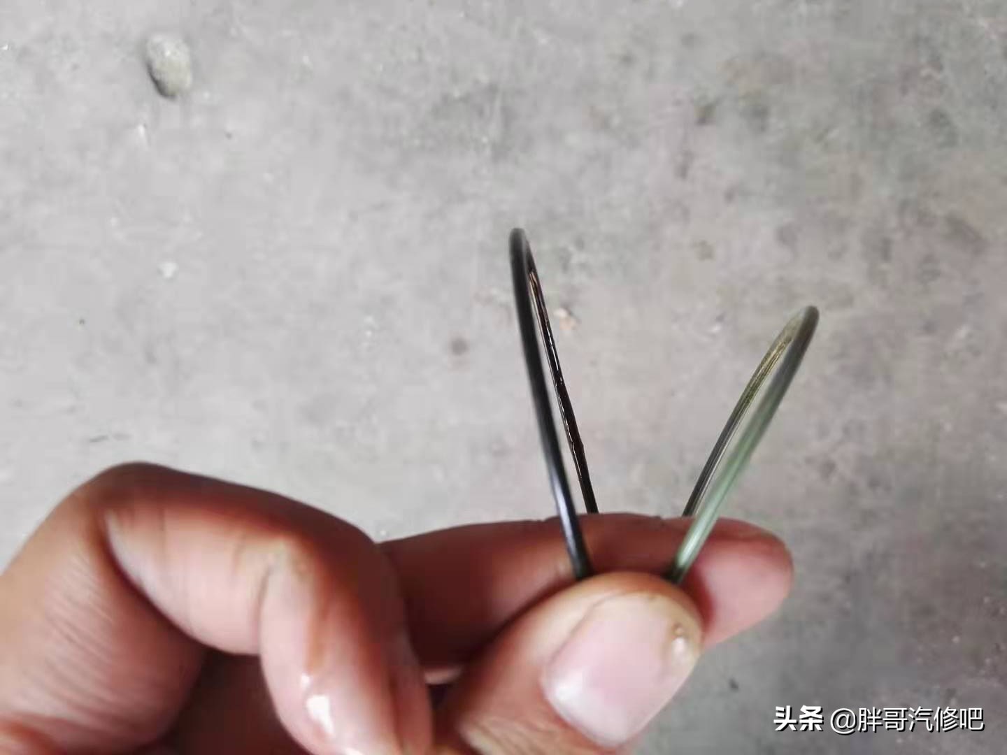 奥迪发动机漏油，刹车真空泵维修，热车启动困难更换碳罐电磁阀