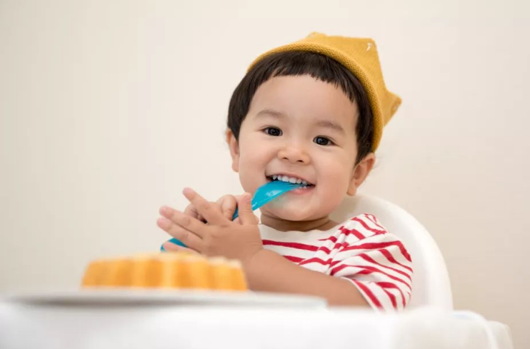 鲜牛奶孩子不能喝？给宝宝做好辅食，应该注意这3点