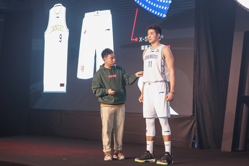 cba球袜为什么没新款(李宁曝CBA新赛季装备！4大特色堪比NBA，但24年联赛赛场或变T台)