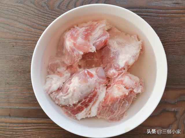 炖骨汤，酒店大厨教你诀窍，牢记三招，汤白肉香，不腥不腻还营养