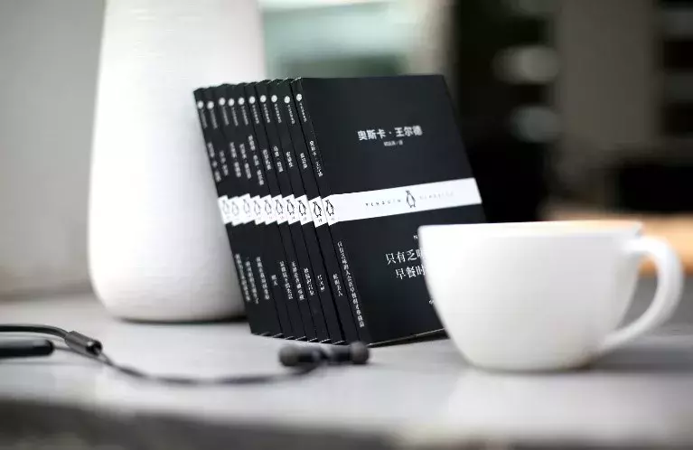 这个100多年前的毒舌男,朋友圈的金句王,死后墓碑布满少女吻痕