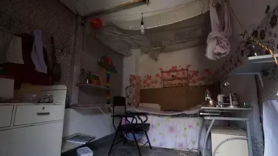 公婆、亲妈、夫妻俩住同一家，纸板隔成3间房，窄小难转身，隐私成谜