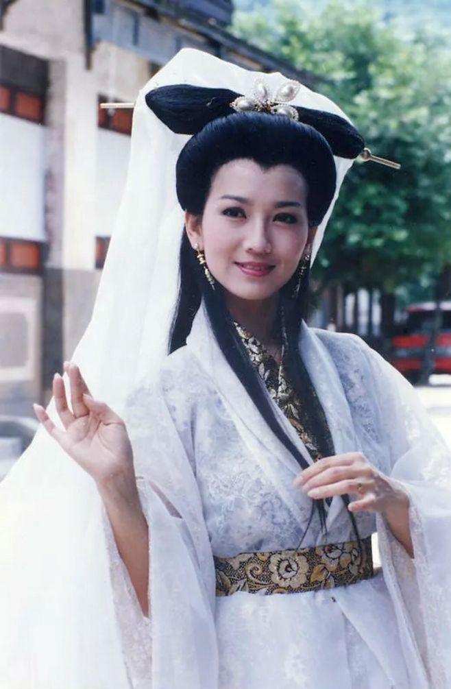 首先白素贞是一条修炼千年得以化作人形的白蛇精,这个是故事里所提及