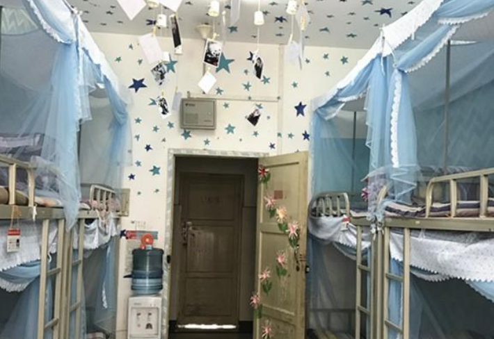 四川大学的“寒酸”宿舍，环境堪比贫民窟，新生吐槽：野外求生