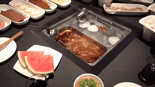 海底捞画风突变：满场撩妹机器人，配人造星空堪称年度最佳打卡地