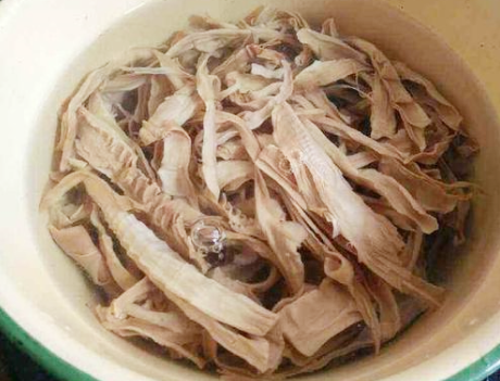 笋干直接放水里泡？难怪口感硬难嚼，大厨分享技巧，笋干鲜嫩好吃