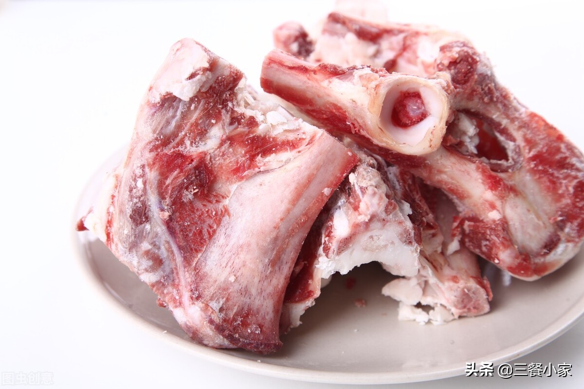 炖骨汤，酒店大厨教你诀窍，牢记三招，汤白肉香，不腥不腻还营养