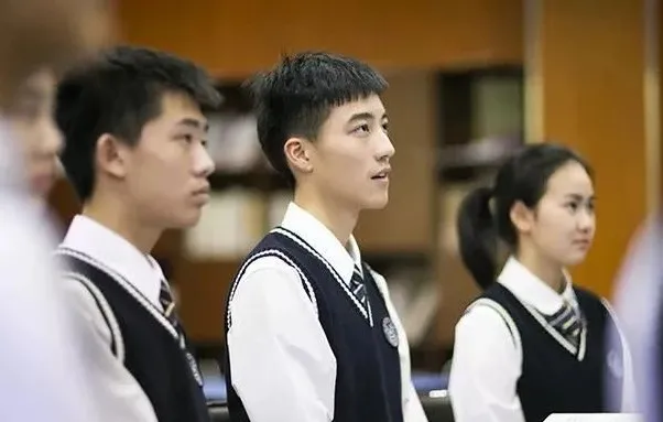 “为什么国产剧里的校服，永远比现实的好看”