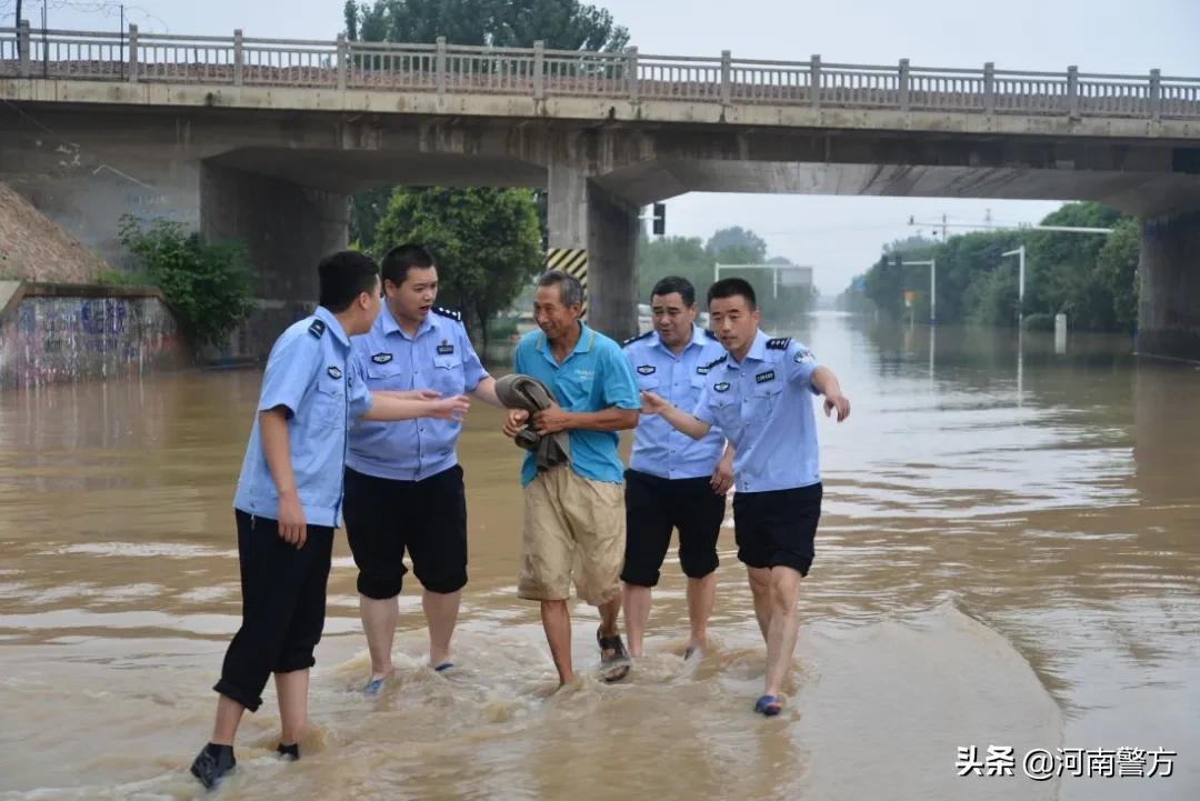 暴雨中的河南公安力量丨用忠诚筑起湛蓝堤坝——致敬奋战在抗洪救灾一线的勇士们