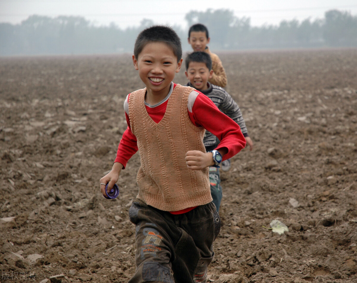 今起，村干部多了1个任务，三胎放开，怎么鼓励农村人“多生”？