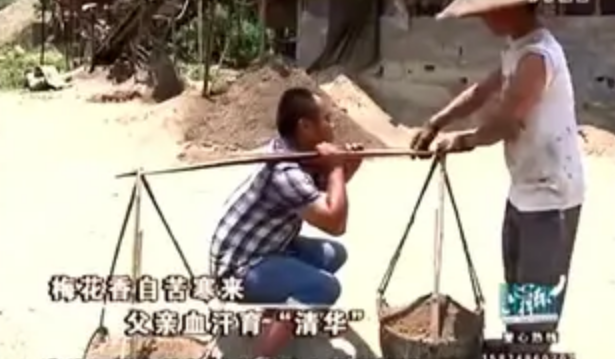 他674分考进清华，采访中痛哭，父亲每日挑200担沙供他读书