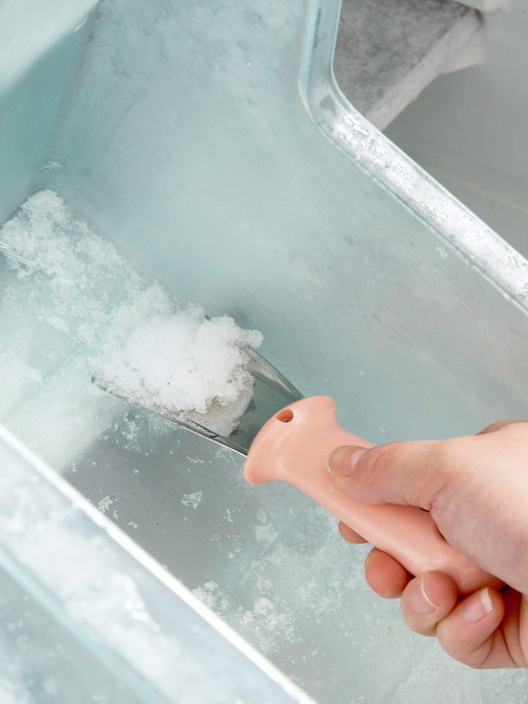 "冰箱实际上就是热量的搬运工,把冰箱内部的热搬运到冰箱外面来.