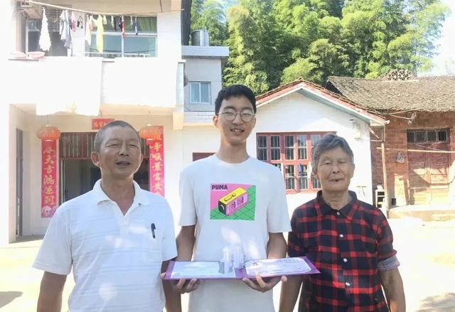 2017年湖南高考文理科状元（高中丧母）