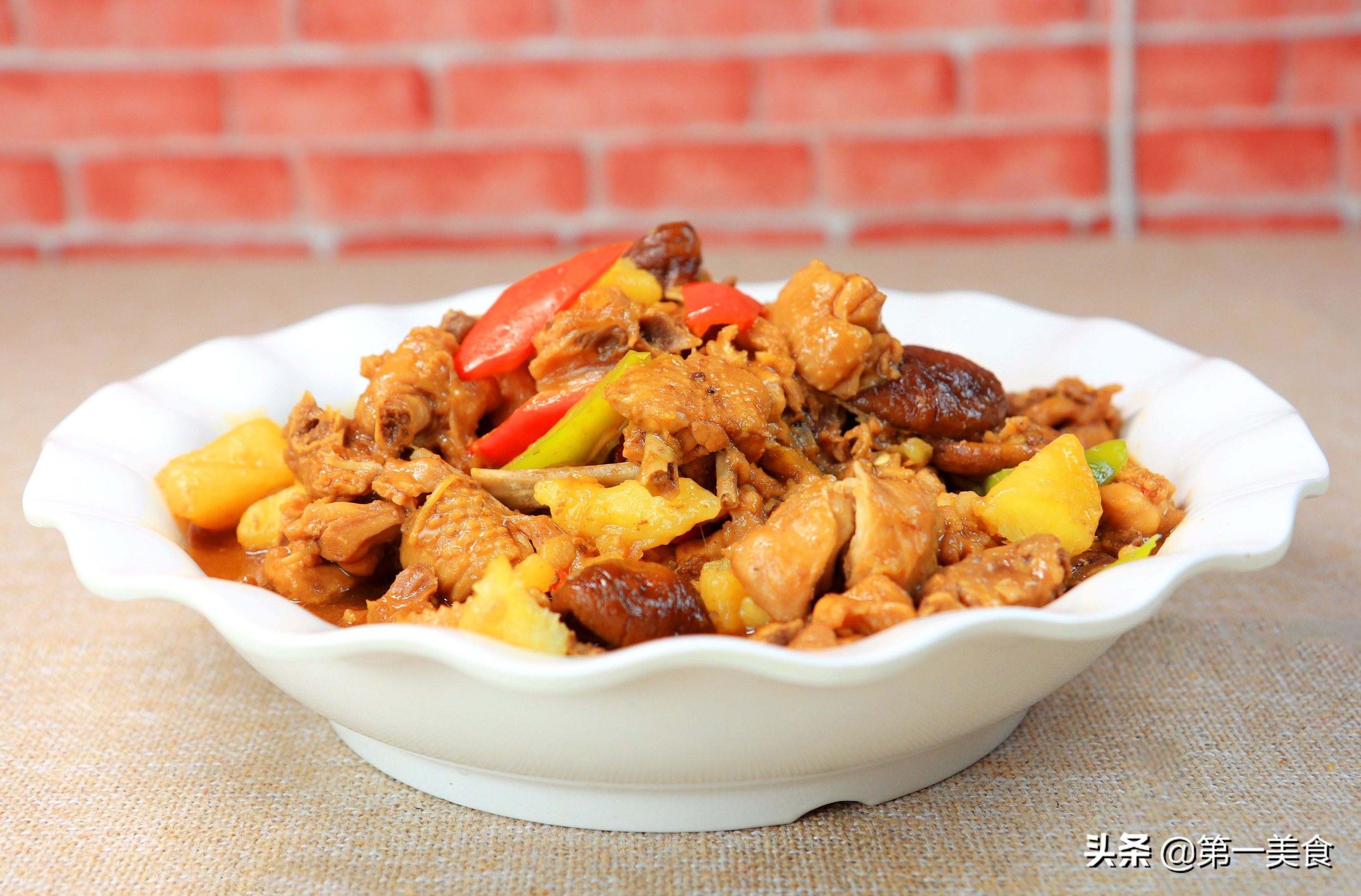 土豆炖鸡肉(家常做法土豆软糯鸡肉入味特别香)