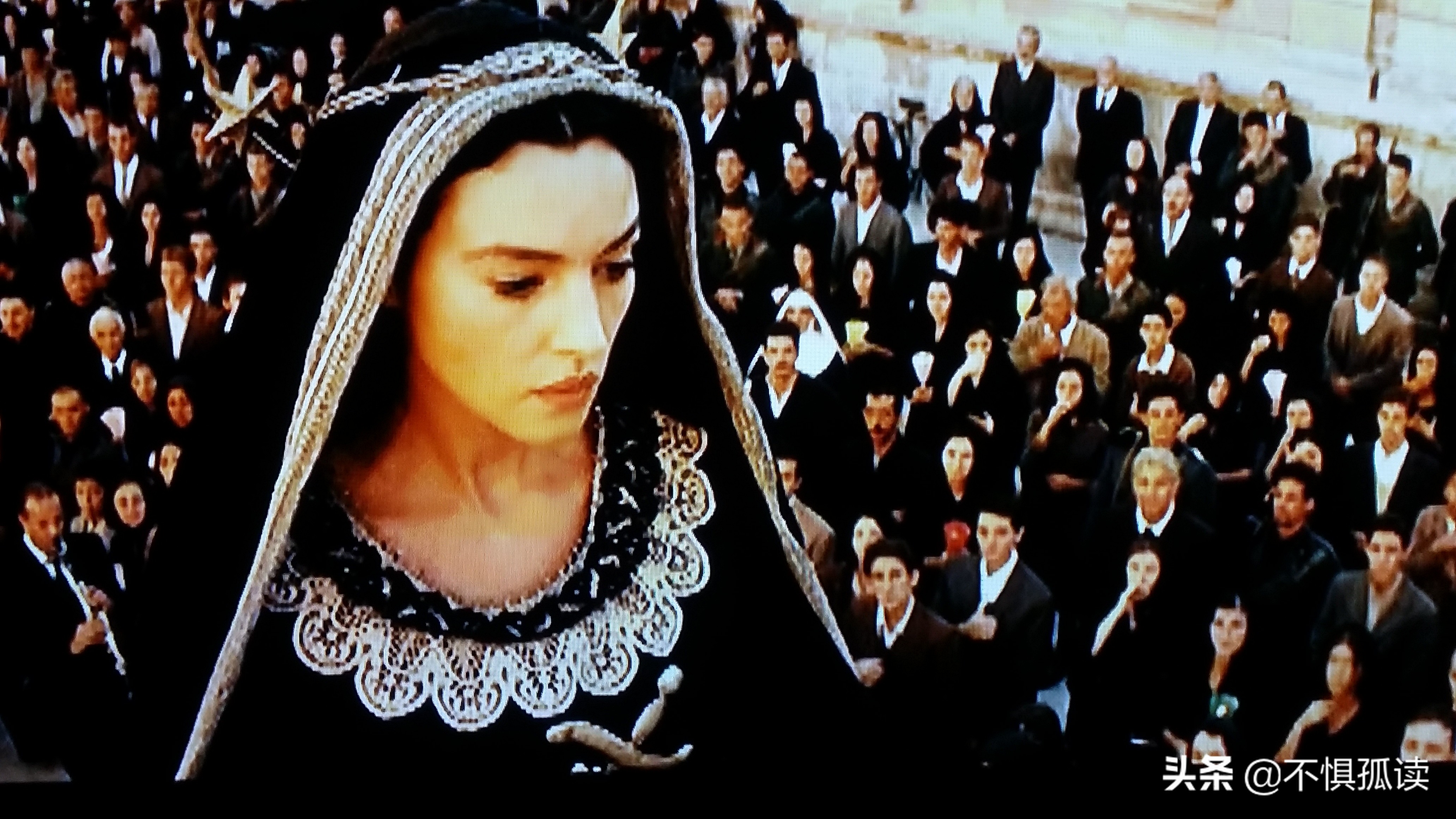 《西西里的美丽传说》：她因为太美丽，被嫉妒的女人群殴、剃光头