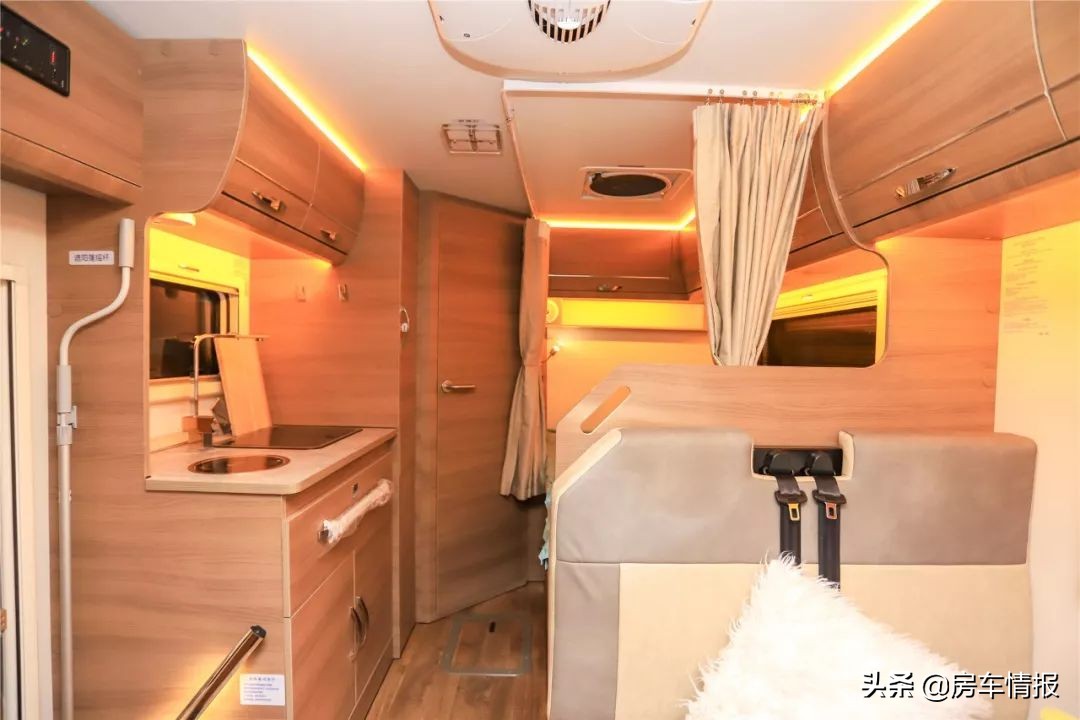 新发布的两款依维柯房车，预计40多万，4座6座两布局你更喜欢谁？