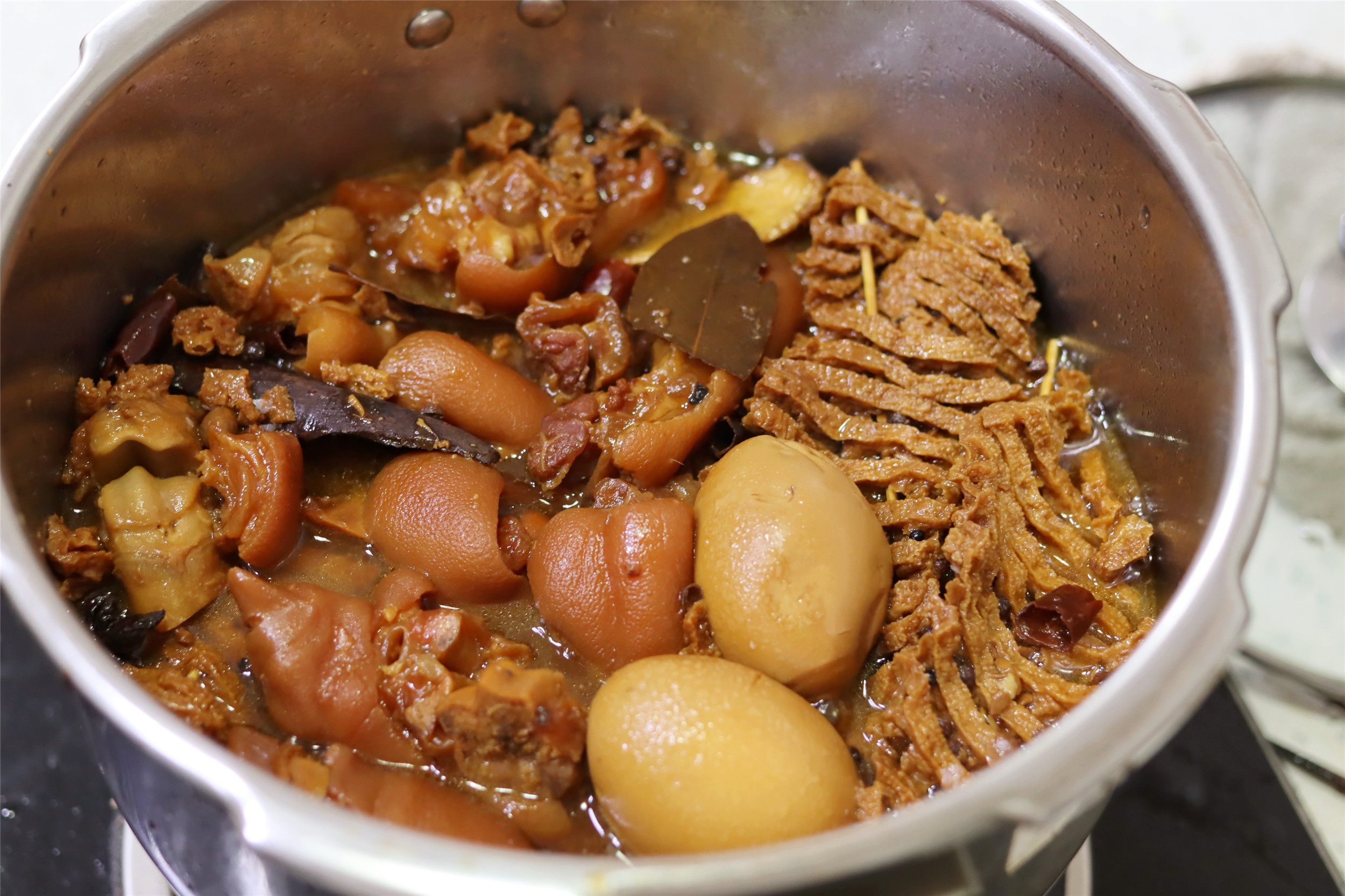 做红焖猪蹄，这2样和猪蹄是绝配，炖一起香而不腻，酥烂软糯