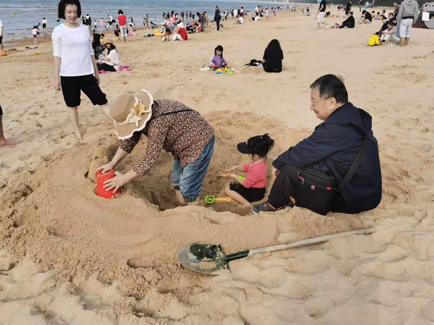 寒假亲子时光：海边玩沙，欢乐无限