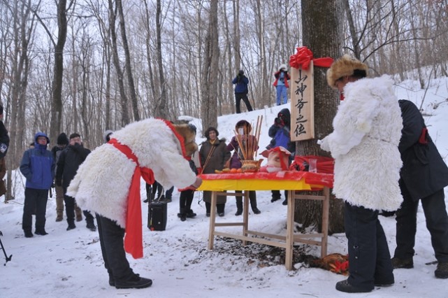 6767在伐木之前,必须先祭拜山神和树神,这是千百年来都不变的规矩