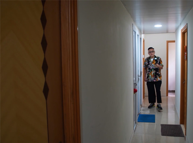 买不起房的香港夫妻，住在9㎡的小屋里，他们却说：住出了幸福感