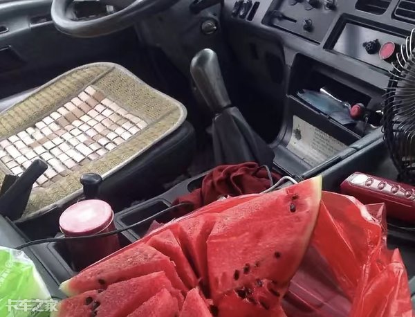 夏天驾驶室里必备3种消暑“神器”，卡友：卡车原厂标配这么难？