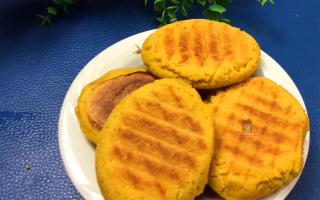 玉米面饼子怎么做（教你做外壳焦脆的正宗玉米面贴饼子）