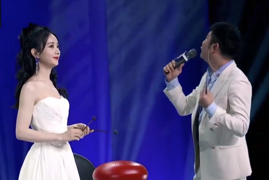 赵丽颖活动上收到粉丝信，现场读信泪汪汪，肉嘟嘟脸颊成焦点