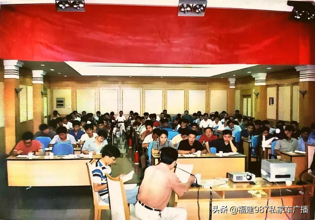老照片讲故事 </p><p>　　 1990年第一辆金龙车