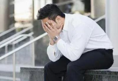 一次醉酒被女领导占了便宜，羞愧难当的我猛掐自己，真想一头撞死