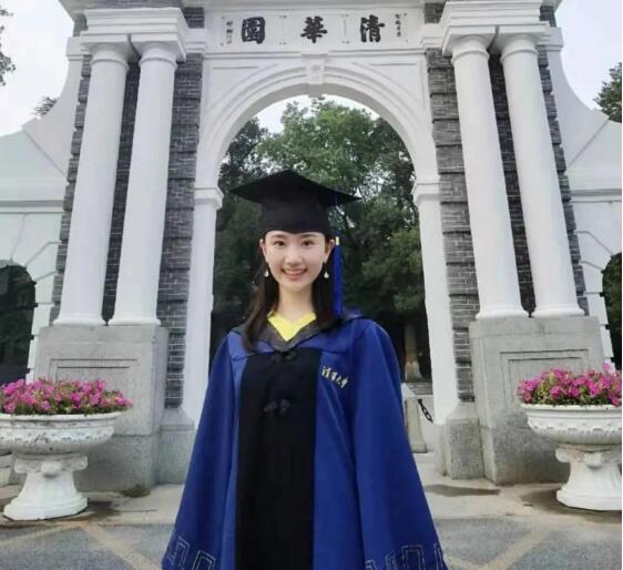 娱乐圈唯一考上清华大学的童星，能力与美貌并存，清华大学的校花