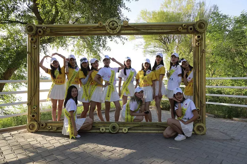 世界旅游小姐畅游巴彦淖尔，美女＋美景，保证让你看花眼