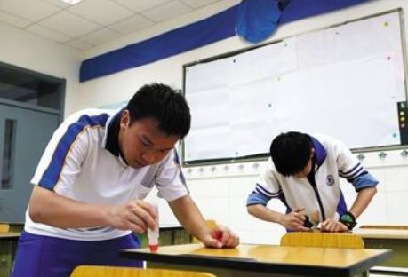 高考正值夏季，天气炎热监考老师却不允许开窗，资深教师这样解释