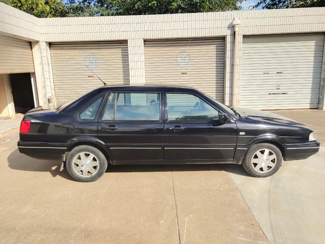 一代神车桑塔纳,如今只值2000?但给油就能跑.不舍得卖只因