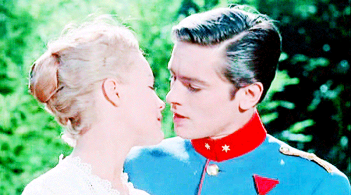 德龙有着混乱的童年.