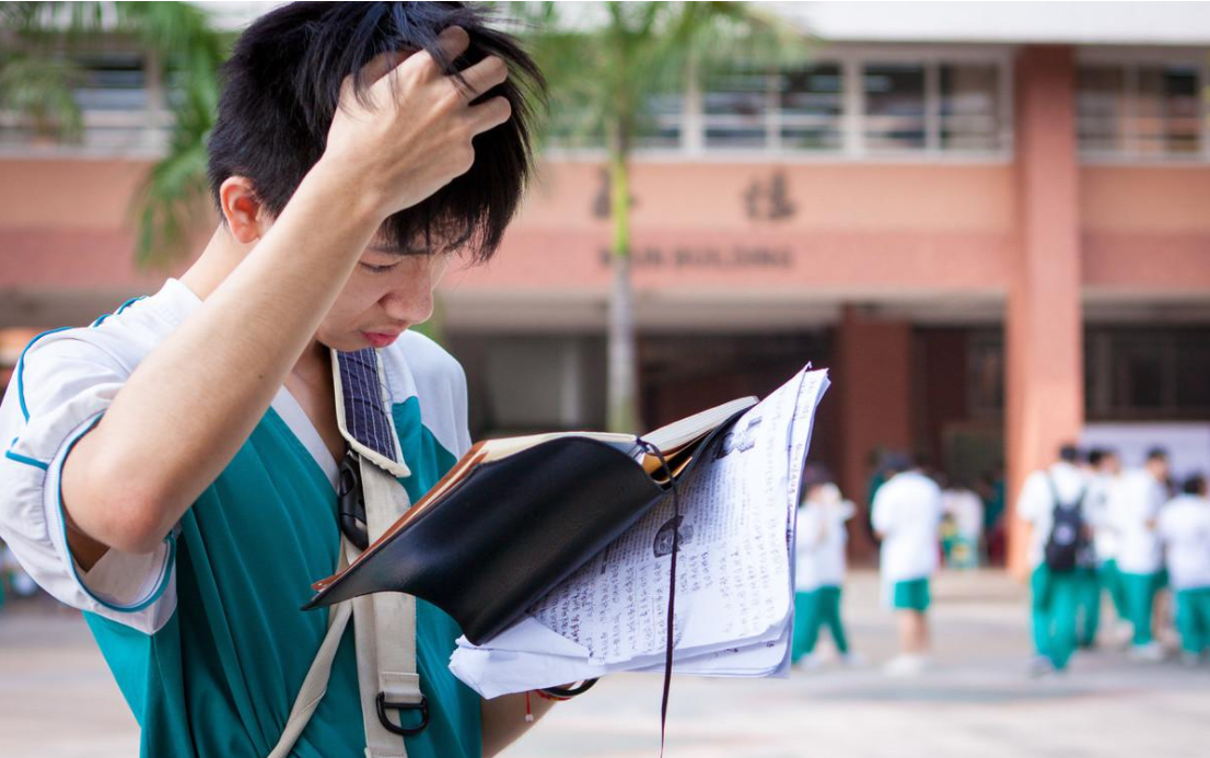 程序严格的高考现场，作弊事件疑点众多，一场颠覆价值观的闹剧