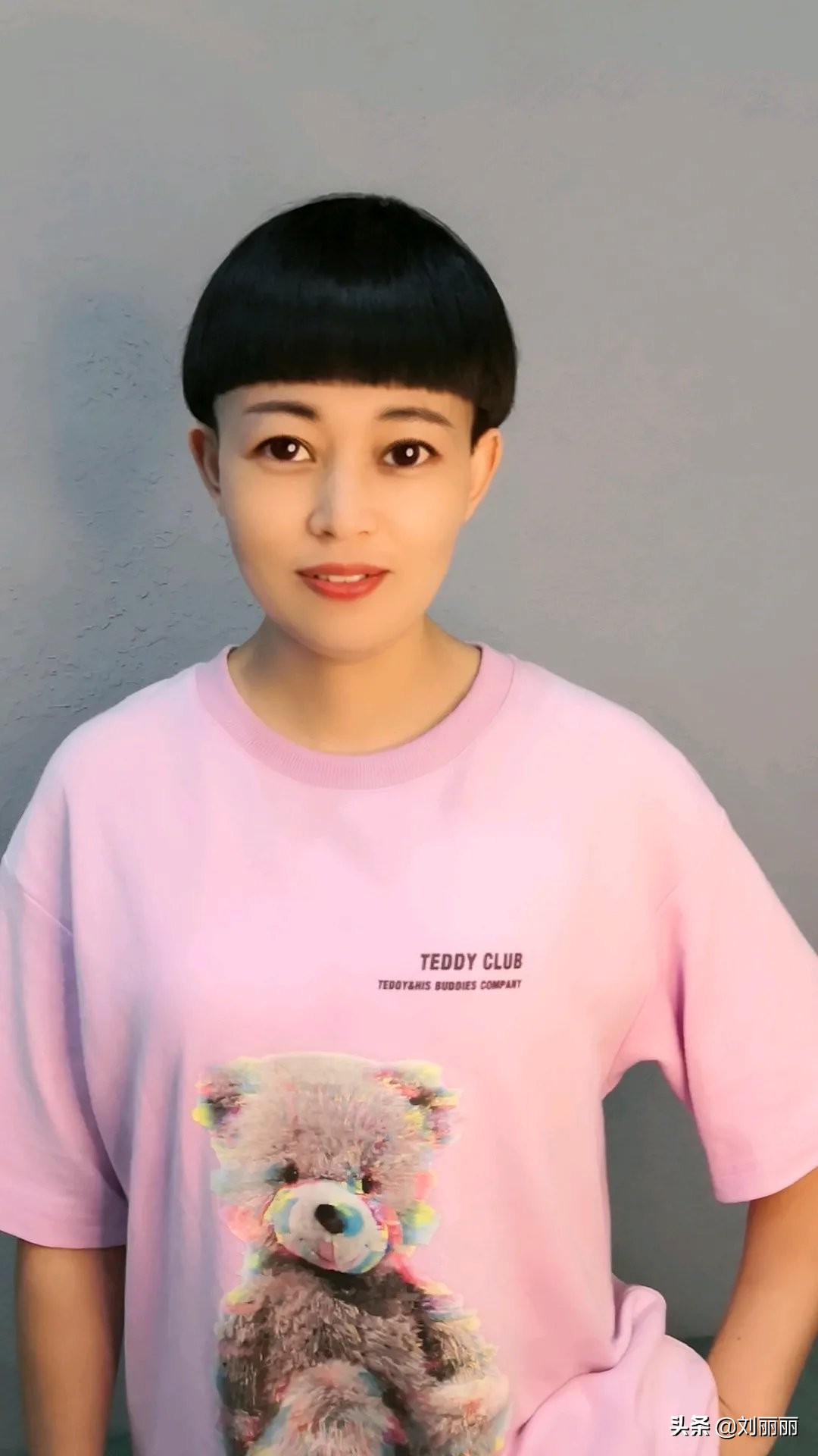 这款西瓜头短发很有特色,圆圆的就像半个西瓜皮扣在脑袋上一样,感觉很