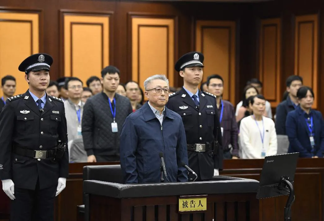 头发白了！为自保频繁进京的“政法虎”，空降前就开始敛财