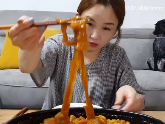 新疆棉花事件后，IU因辱華翻車被罵慘，這次黃子韜都護不住她