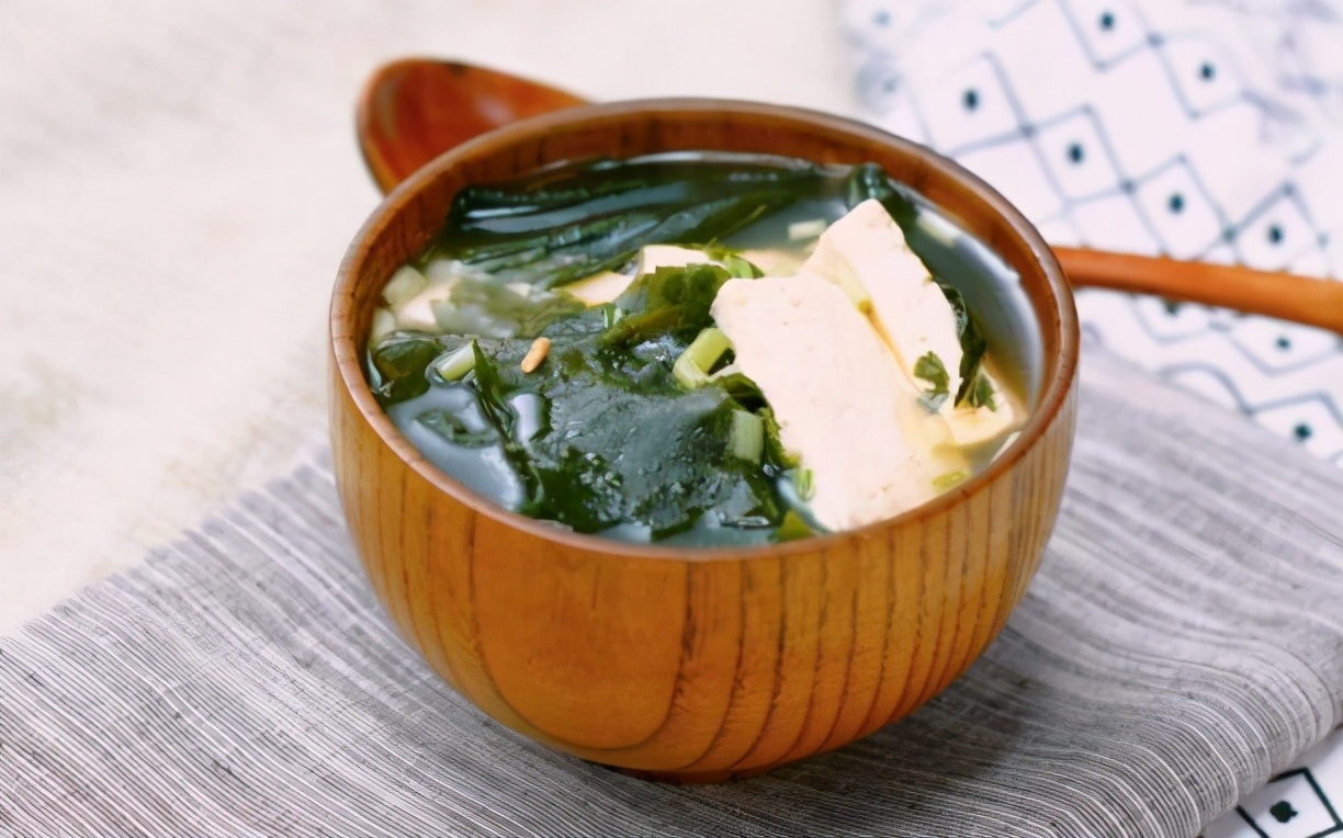 推荐膳食:裙带菜豆腐汤因为豆制品中也含有丰富的钙,两个一起吃对于钙