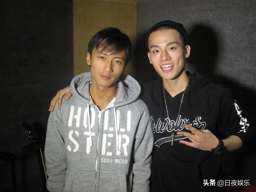 7位当众下跪的明星：有人为了感谢，有人为了献媚，有人为了爱情