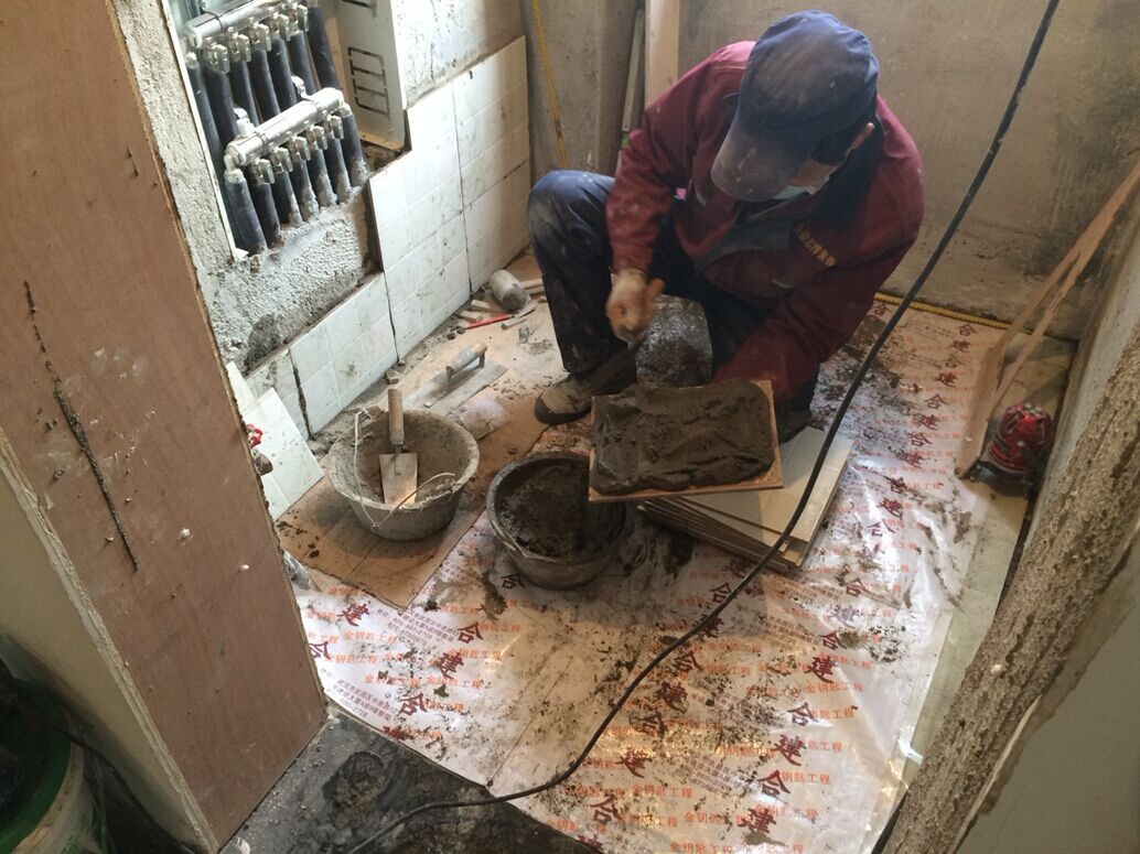 装修工人先铺墙砖再铺地砖(装修工人先铺墙砖再铺地砖可以吗)