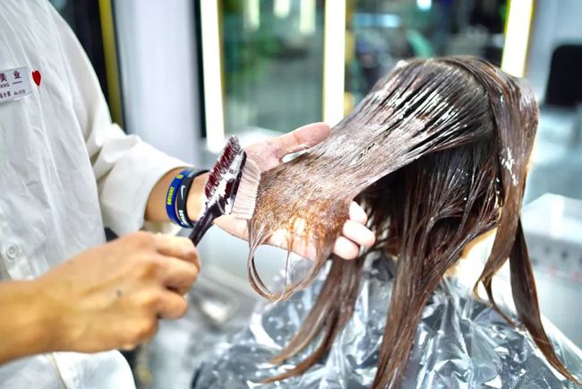烫头发会带来哪些危害？如何减轻烫发带来的危害？
