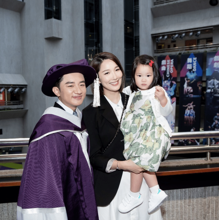 王祖蓝晒女儿帮剃胡须，Gabby却分心对镜摆拍，古灵精怪像爸爸