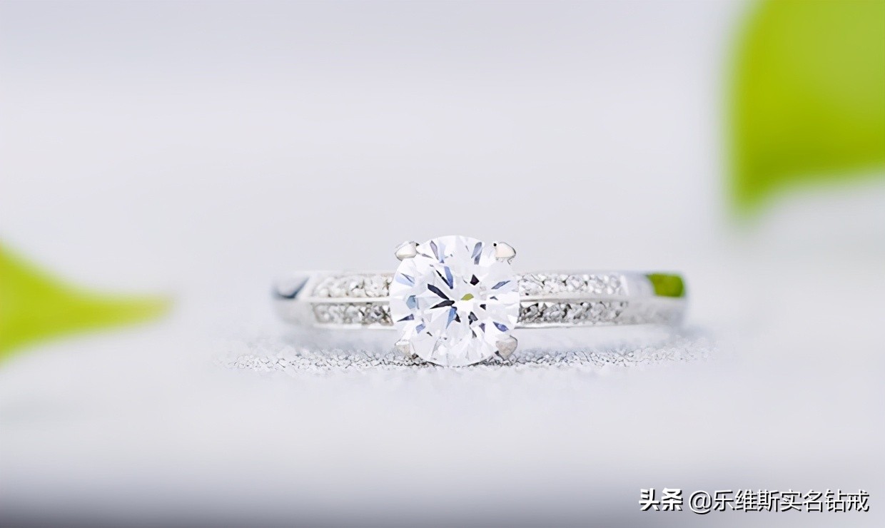 订婚戒指有什么讲究（订婚要准备订婚戒指吗）