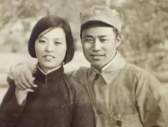 「王近山农场结婚」1964年,王近山和黄慎荣结婚,前妻韩岫岩得知后落泪