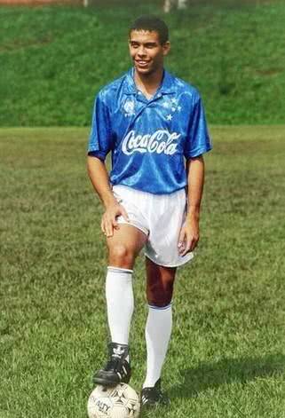 让任何后卫都感到恐惧,卡洛斯-阿尔贝托很快意识到这个年轻人不简单