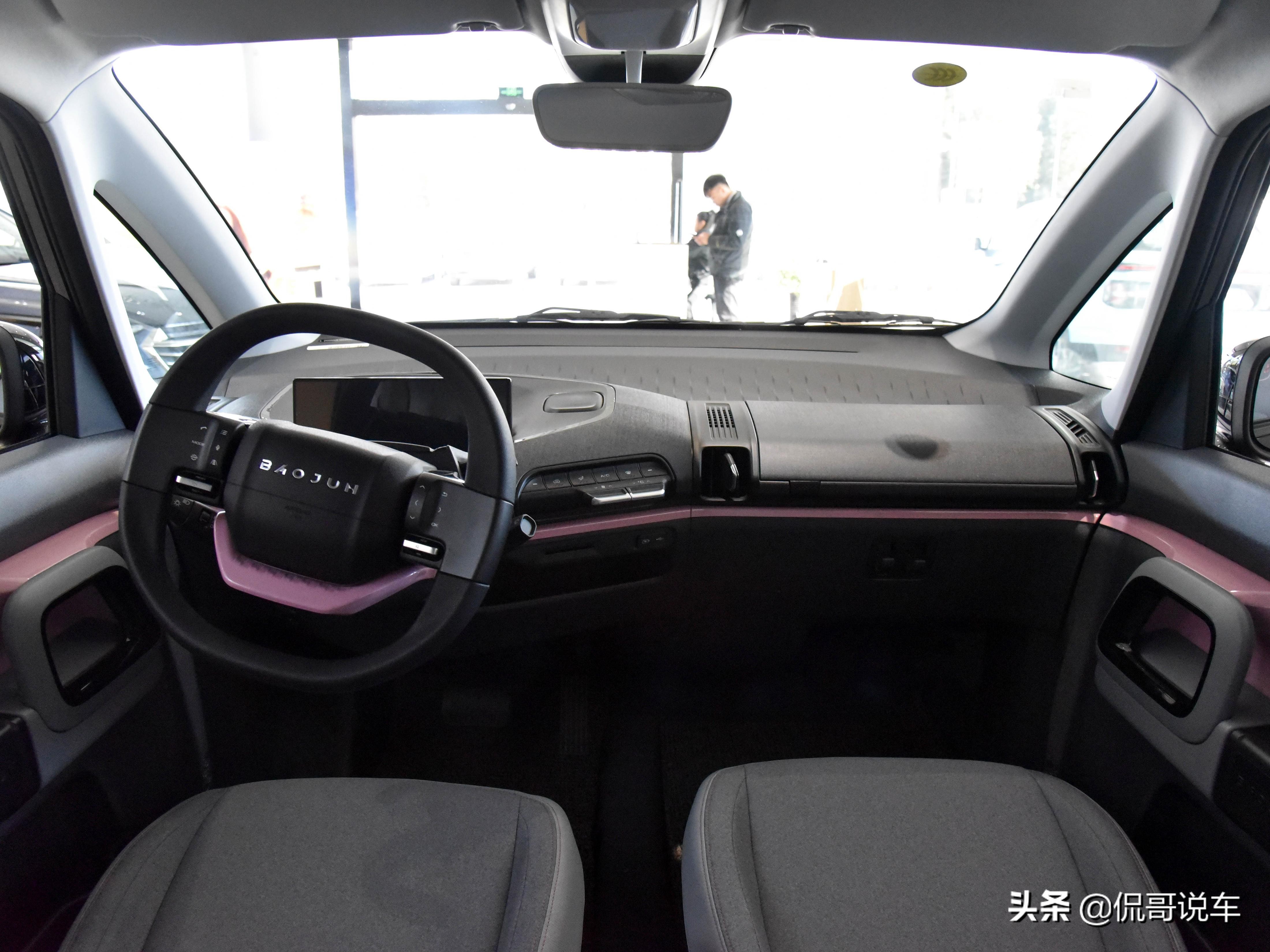 省钱的代步小电车，空间足够坐下一家人，实拍新宝骏E300